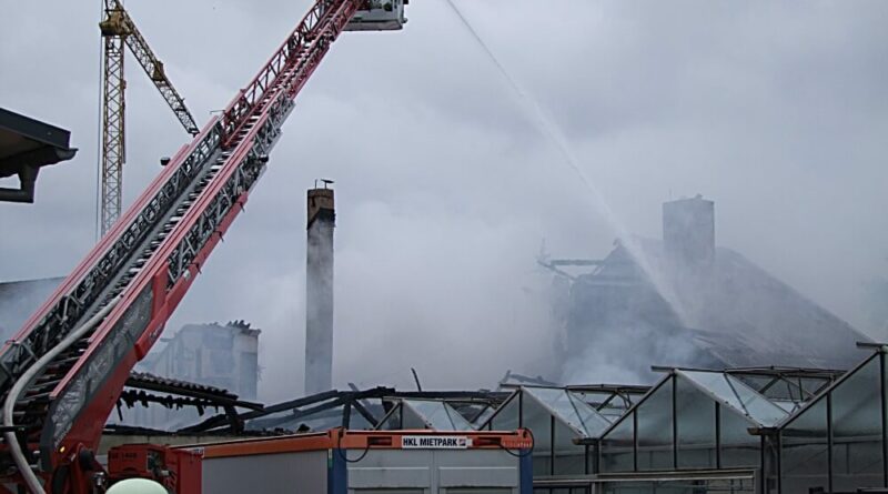 Brandbekämpfung Lagerhalle