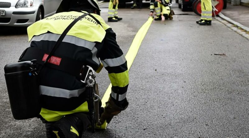 Ein brennendes Modellflugzeug löste am 22. August 2020 einen Einsatz der Münchener Feuerwehr aus.