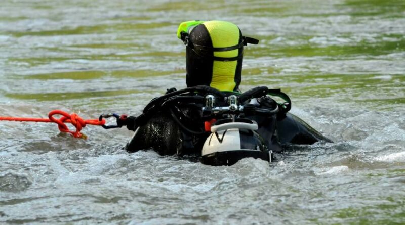 Rettungstaucher suchten in der Nacht auf den 21. September 2020 nach einer Person, die in der Weser vermutet wurde.