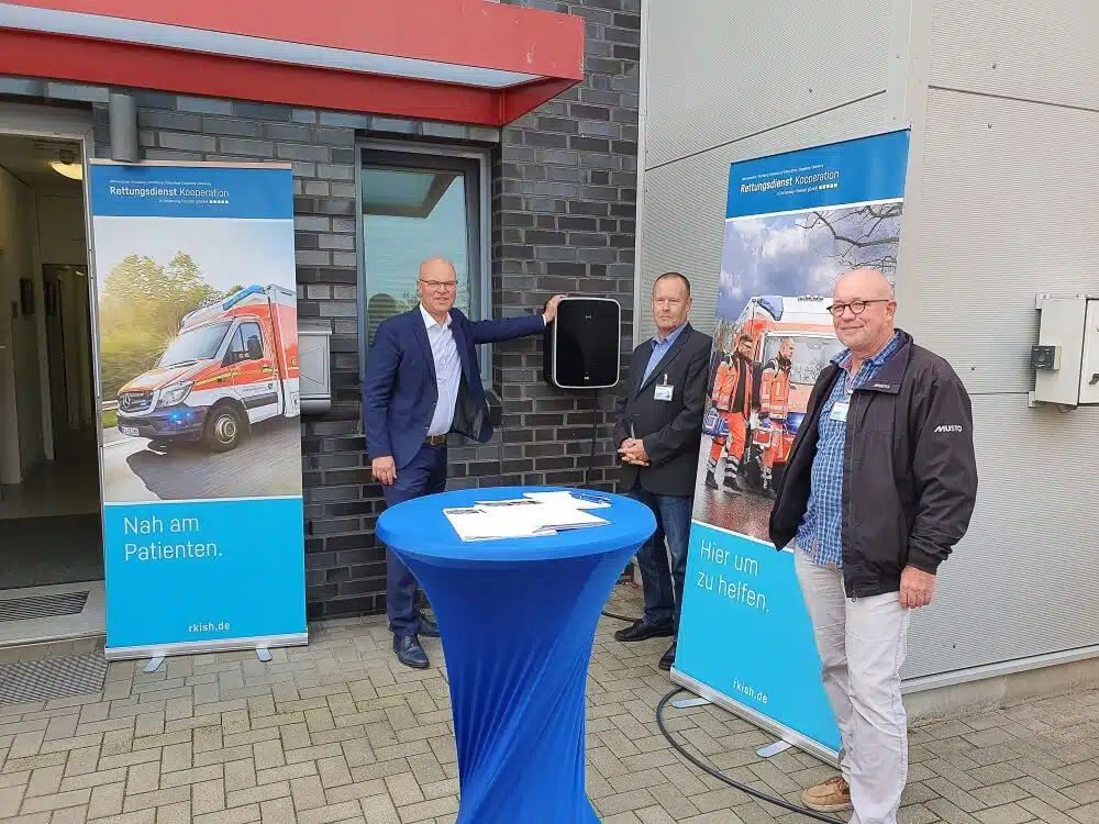 Die Rettungsdienst-Kooperation in Schleswig-Holstein hat am 29. September 2020 neue Ladesäulen für Elektroautos in Betrieb genommen.