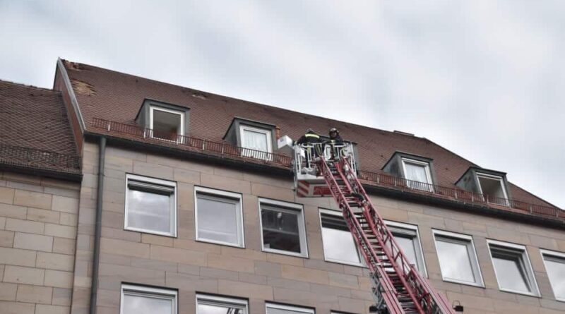 Ein durch eine Verpuffung ausgelöster Dachstuhlbrand sorgte am 28. September 2020 für einen Einsatz der Feuerwehr Nürnberg.