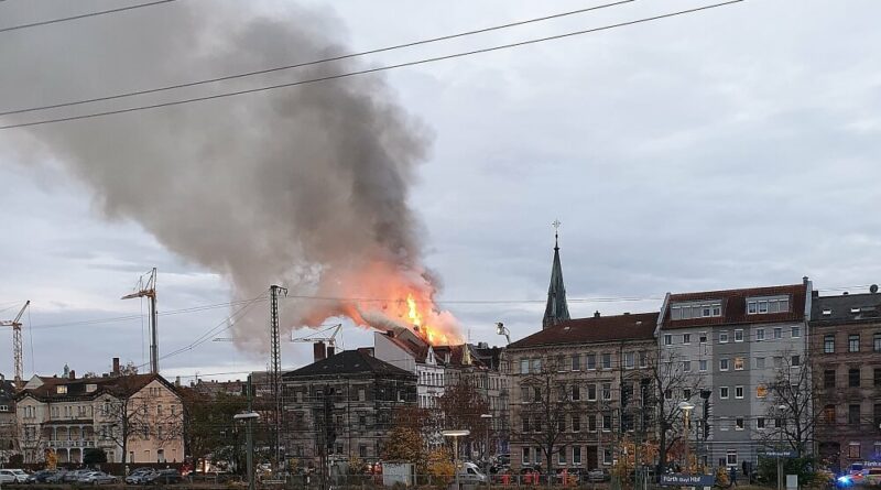 Ein in Vollbrand stehender Dachstuhl löste am 4. November 2020 einen Großeinsatz der Fürther Feuerwehren aus.