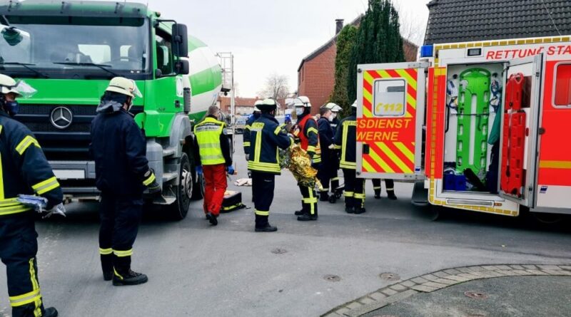 Der Passant wurde mehrere Meter mitgeschleift und blieb schwer verletzt unter dem Fahrzeug liegen.