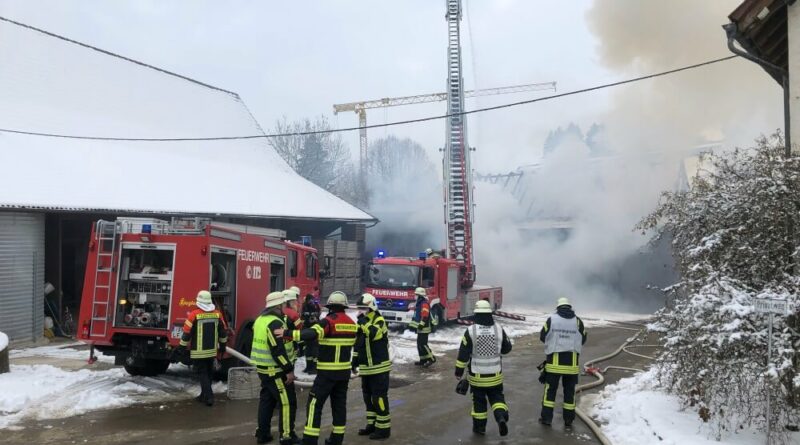 Der Dachstuhl der Scheune wurde durch die Flammen und die Löschmaßnahmen zerstört.