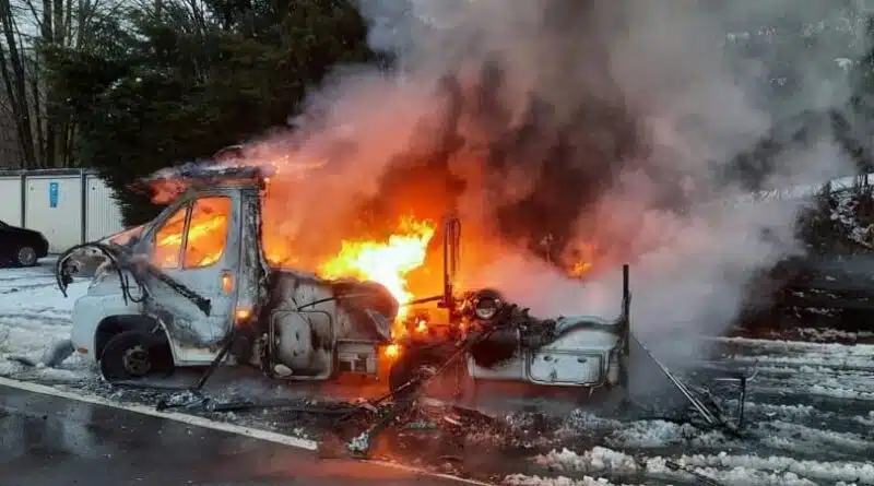 Am Abend des 24. Januar 2021 brach ein Wohnmobil in Velbert in Vollbrand aus.