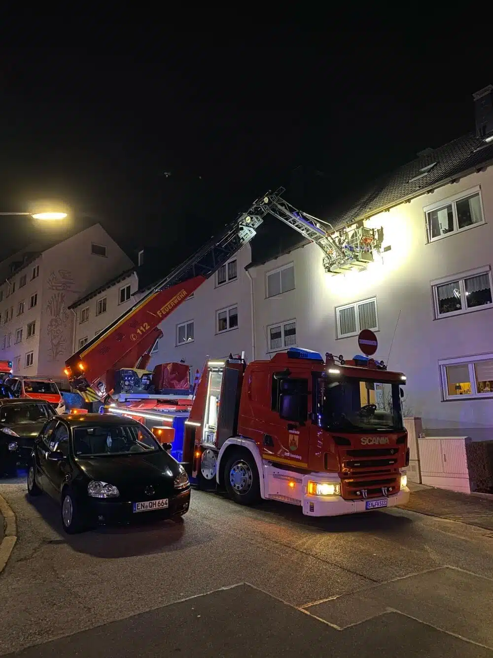 Mithilfe einer Drehleiter unterstützte die Feuerwehr Gevelsberg am Abend des 22. Februar 2021 den Rettungsdienst.