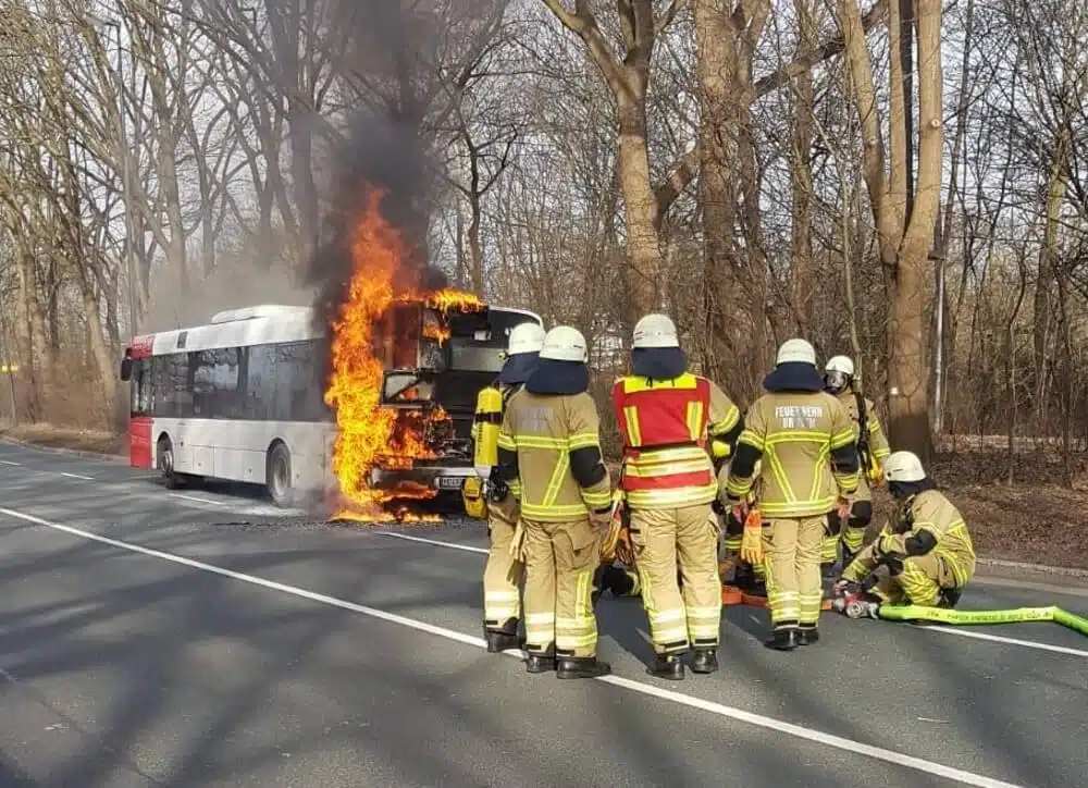 Der Motorraum in einem Linienbus aus Bremen ging am Vormittag des 22. Februar 2021 in Flammen auf.