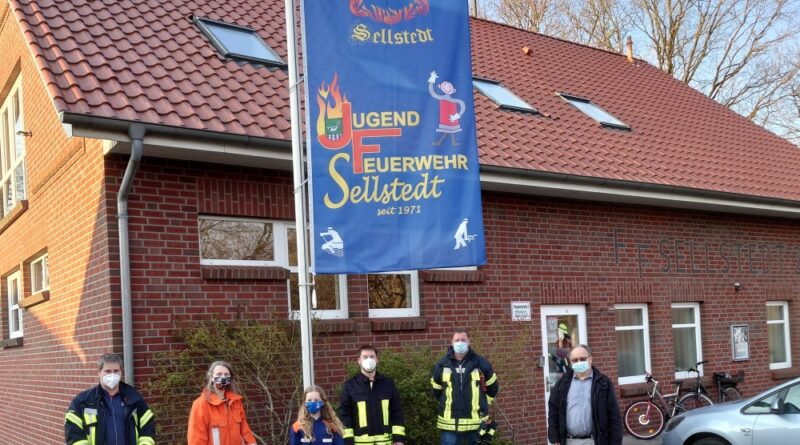 Zu ihrem fünfzigsten Geburtstag erhielt die Jugendfeuerwehr Sellstedt einen Fahnenmast sowie eine eigene Fahne geschenkt.