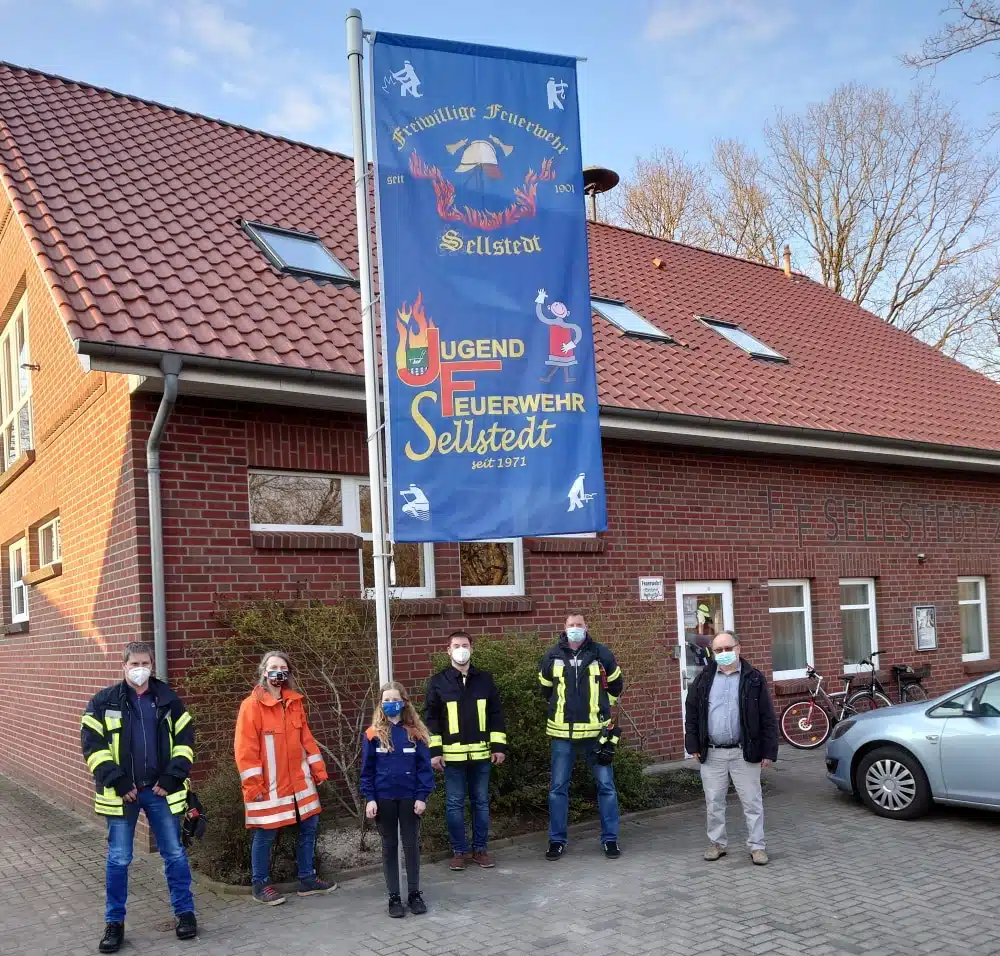 Zu ihrem fünfzigsten Geburtstag erhielt die Jugendfeuerwehr Sellstedt einen Fahnenmast sowie eine eigene Fahne geschenkt.