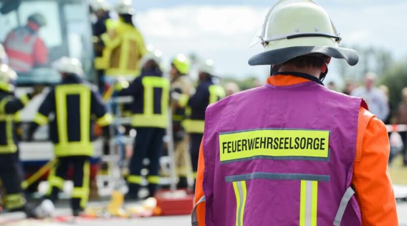 Einige Personen an der Einsatzstelle mussten nach den Ereignissen um den Stromschlag durch Seelsorger betreut werden.