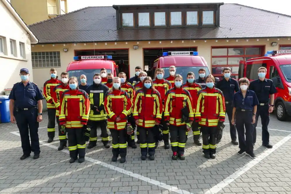 17 Feuerwehrangehörige haben am 19. Juni 2021 erfolgreich den Lehrgang zum Atemschutzgeräteträger abgeschlossen.
