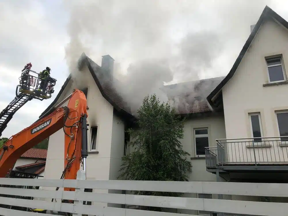 Aus einem Wohnhaus in Hiddesen, einem Ortsteil von Detmold, drang am Abend des 23. Juni 2021 dichter schwarzer Rauch.