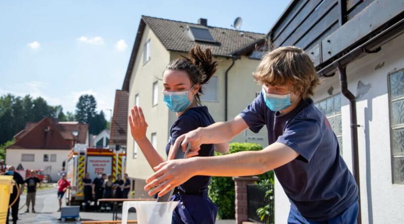 Im Parkour für das Abzeichen war Geschicklichkeit gefragt, als Wasser in einer Regenrinne transportiert werden musste.