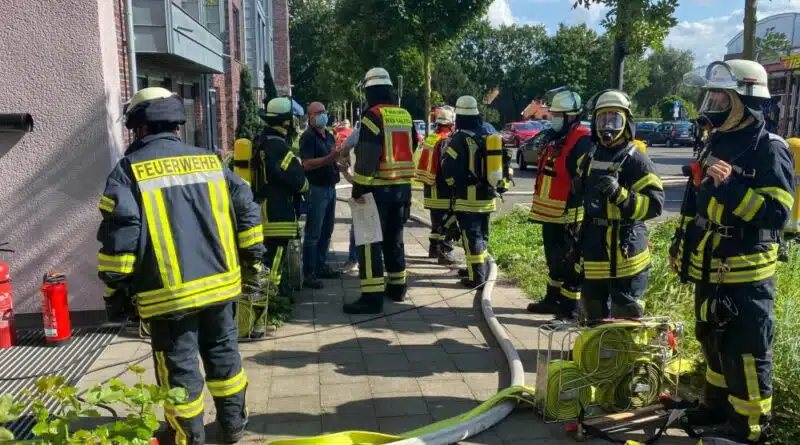 Unter Atemschutz gingen die Kräfte in den verrauchten Kellerraum, um nach dem Defekt am Laderegler zu sehen.