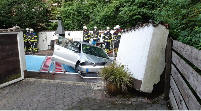 Ihren Pkw hat eine ältere Dame am Morgen des 22. Juli 2021 in einem Pool versenkt. Die Feuerwehr eilte mit Steckleitern zur Hilfe.