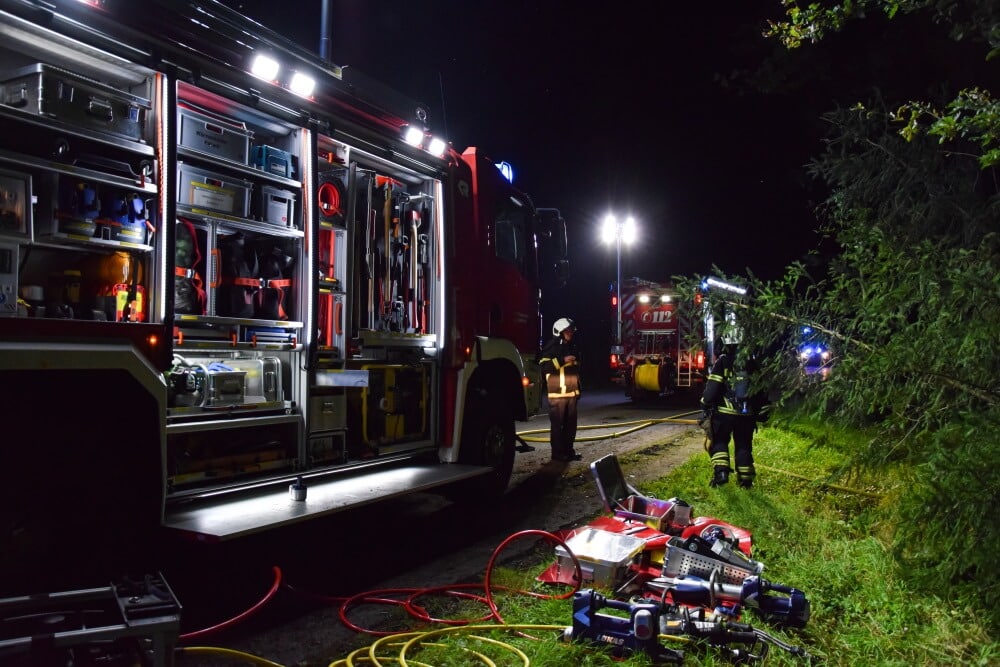 fahrzeug verungluckt in waldstuck feuerwehr ub de