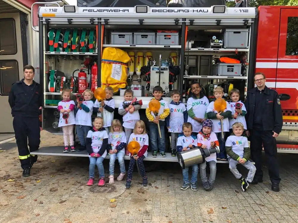 Einen spannenden Tag verbrachten Kinder vom Kindergarten St. Markus bei der Freiwilligen Feuerwehr Bedburg-Hau.