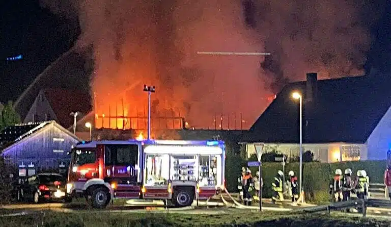 Schadenreich: Die hohen Flammen zeigen das Zerstörungspotenzial des Brandes.