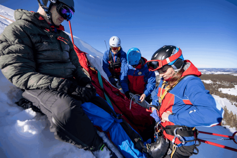 Die Bergwacht sichert einen Verletzten am Hang.