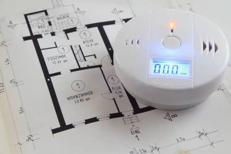 Ein Kohlenmonoxidmelder auf einem Fluchtwegplan.