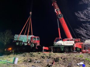Der verunglückte Lkw an einem Kran zum Abtransport hängend.