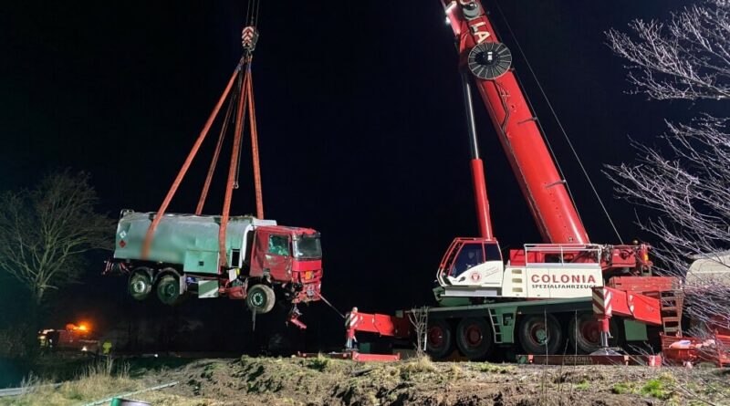 Der verunglückte Lkw an einem Kran zum Abtransport hängend.