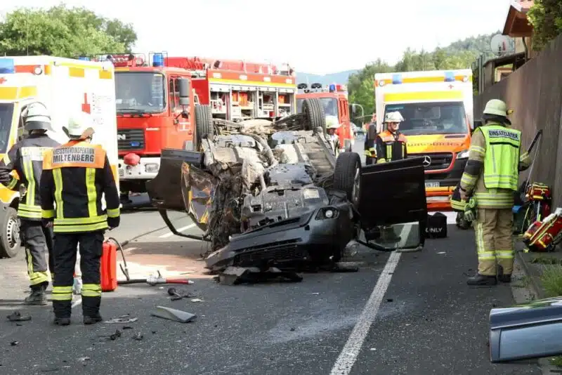 Schrottreifer Subaru nach Frontalzusammenstoß.