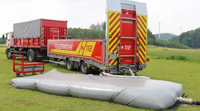 Vegetationsbrand-Lösung: Safety Trailer und Wassersack stehen auf einem Feld bereit.