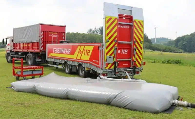 Vegetationsbrand-Lösung: Safety Trailer und Wassersack stehen auf einem Feld bereit.