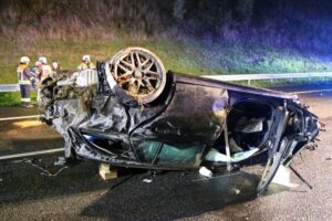 Das total verformte Unfallfahrzeug