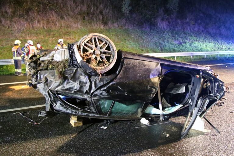 Das total verformte Unfallfahrzeug