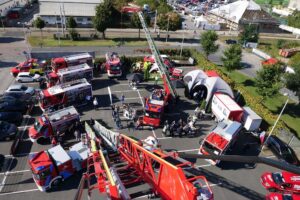 Von oben: Fahrzeughersteller präsentieren sich auch im Freigelände.