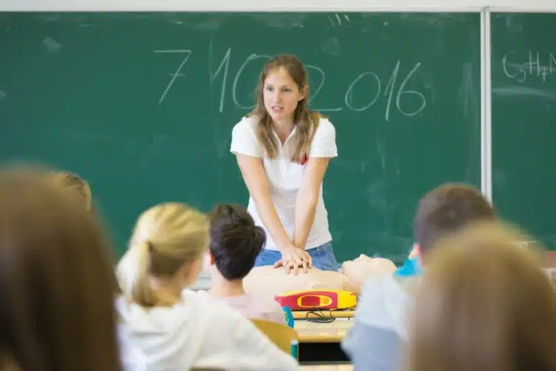 Wiederbelebungsunterricht durch eine Lehrerin