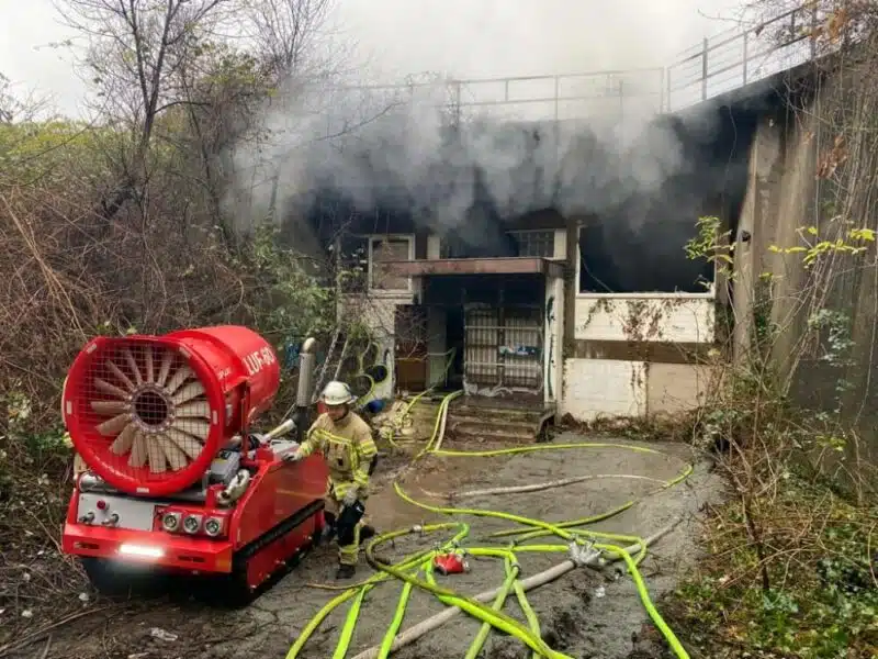 KLever Löschroboter vor der Brandöffnung