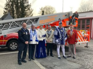 Die royalen Gäste und die Feuerwehrangehörigen