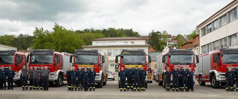 Die sechs neuen TLF 4000 mit den Abordnungen der Wehren bei der Übergabe.