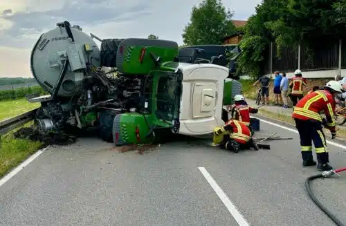 Einsatzkräfte binden auslaufende Betriebsstoffe ab und sichern den Brandschutz an der Einsatzstelle.