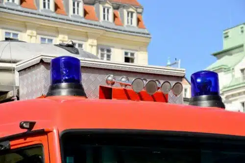 Sondersignalanalgen (Blaulicht und Folgetonhorn) auf einem Feuerwehrfahrzeug.
