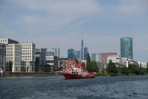 Feuerlöschboot der Feuerwehr Frankfurt ein großes Wasserfahzeug