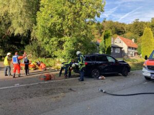 (3) Patientenbetreuung: Rettungsdienst und Notarzt stabilisieren den schwerverletzten SUV-Fahrer vor dem Transport in eine Spezialklinik. Foto: Jens Herkströter