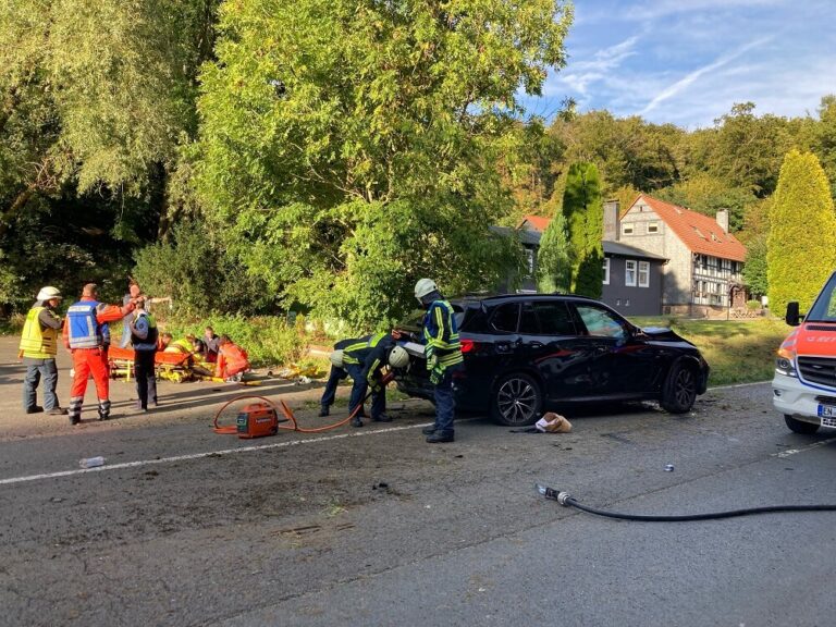 (3) Patientenbetreuung: Rettungsdienst und Notarzt stabilisieren den schwerverletzten SUV-Fahrer vor dem Transport in eine Spezialklinik. Foto: Jens Herkströter
