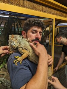 Feuerwehrmann und Leguan. Foto: Feuerwehr der Stadt Arnsberg