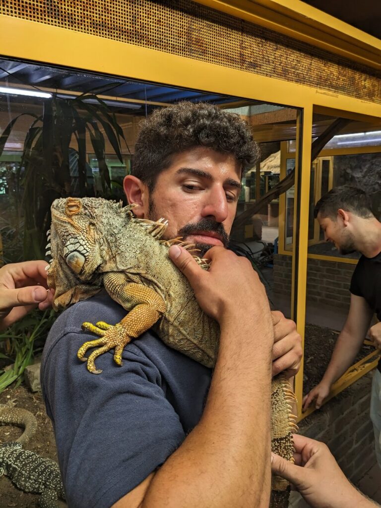 Feuerwehrmann und Leguan. Foto: Feuerwehr der Stadt Arnsberg