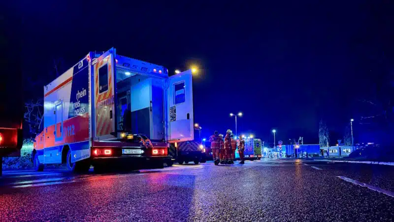 Der Rettungsdienst am Unfallort. Ein LKW war mit einer Straßenbahn kollidiert. 