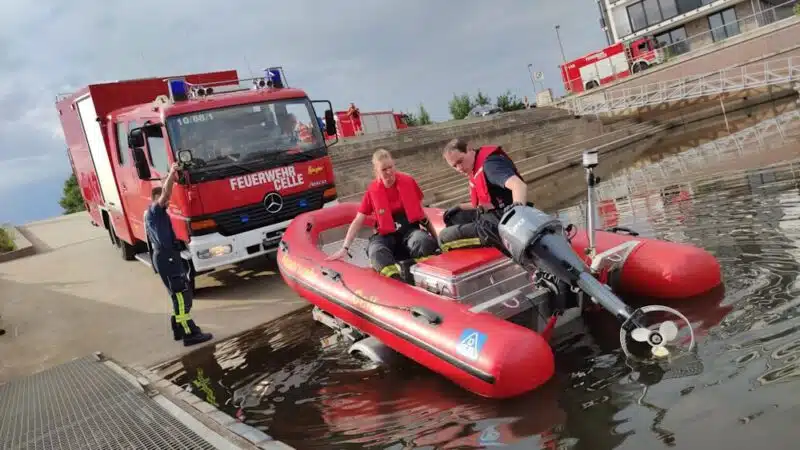 Feuerwehrboot wird im Hafen geslippt