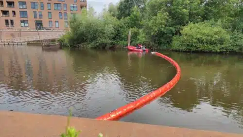 Ölsperre im Celler Hafen