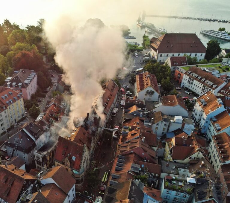 Luftaufnahme der Einsatzstelle am Morgen.