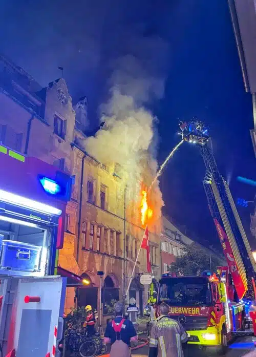 Drehleiter vor dem brennenden Haus