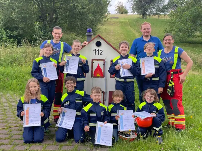 Stolze Prüflinge mit Betreuer/-innen: Alle neun Kinder konnten am Ende des Prüfungstages ihre Urkunden in Empfang nehmen. Foto: FF Jakobsthal