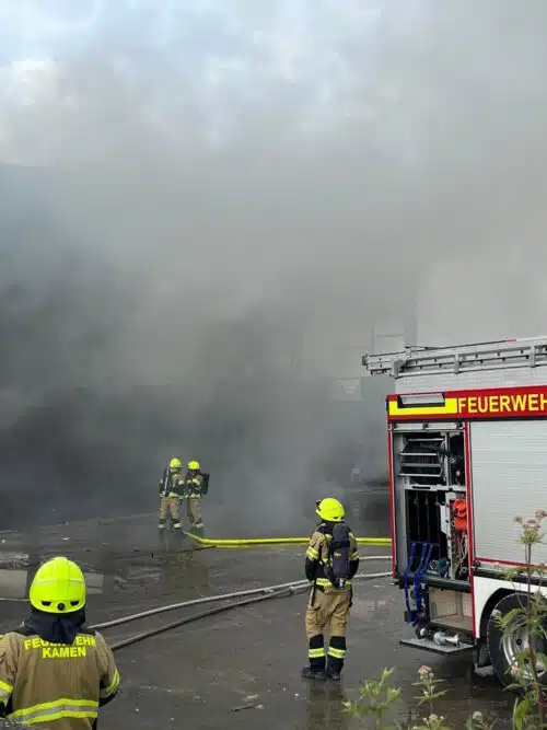 Erster Löschangriff der Feuerwehr Kamen.